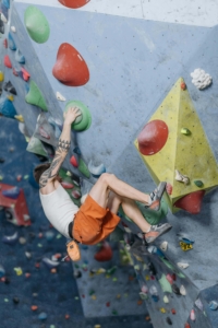 man bouldering with good footwork technique